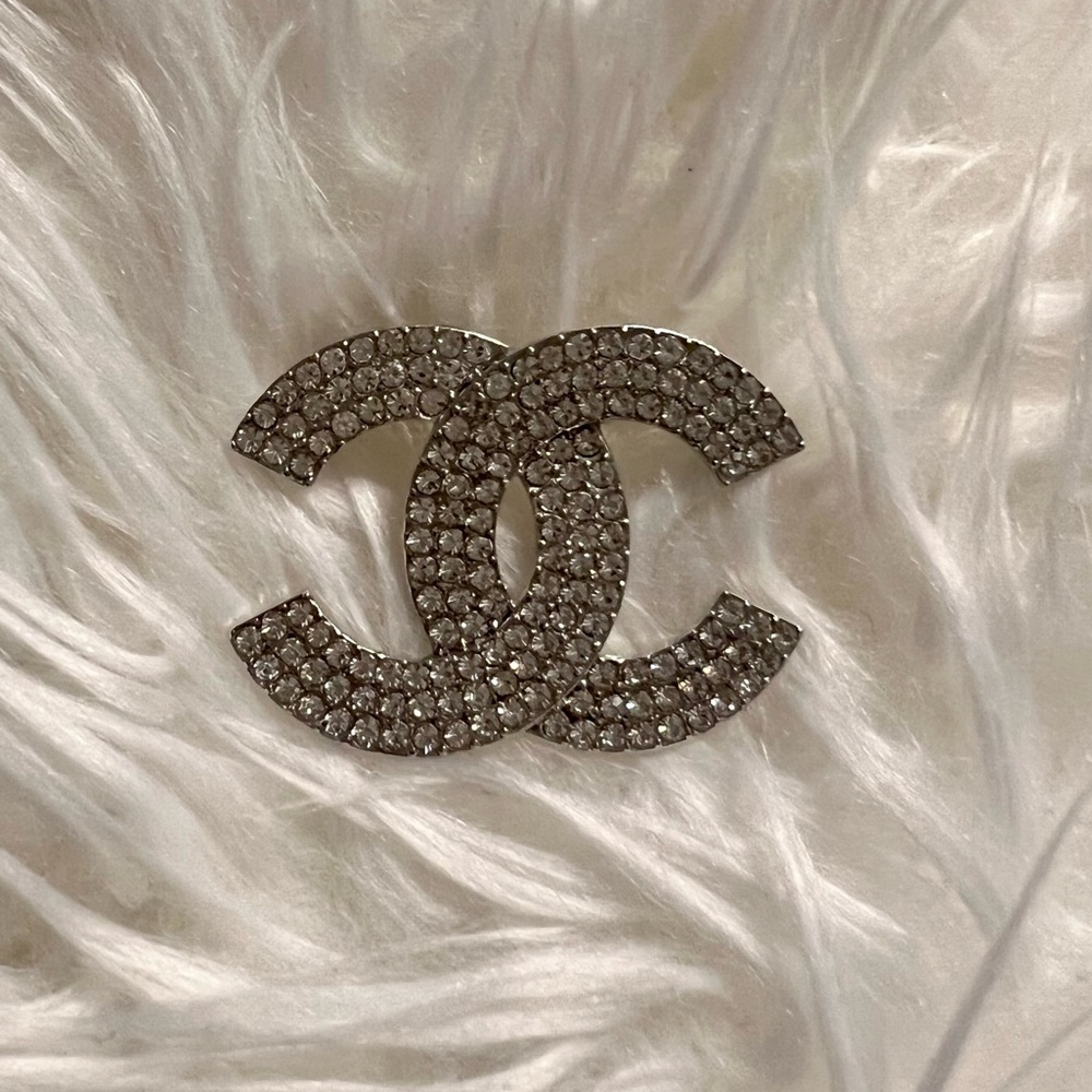 - Elegant Fashionable Rhinestone Brooch